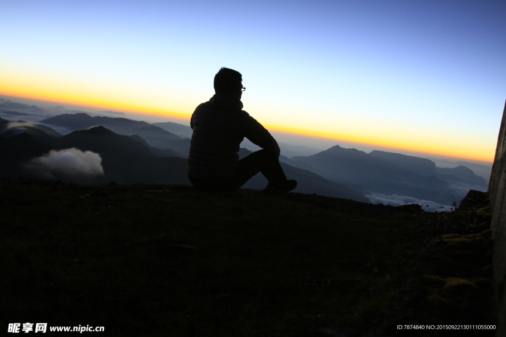 夕阳下的轿顶山风光