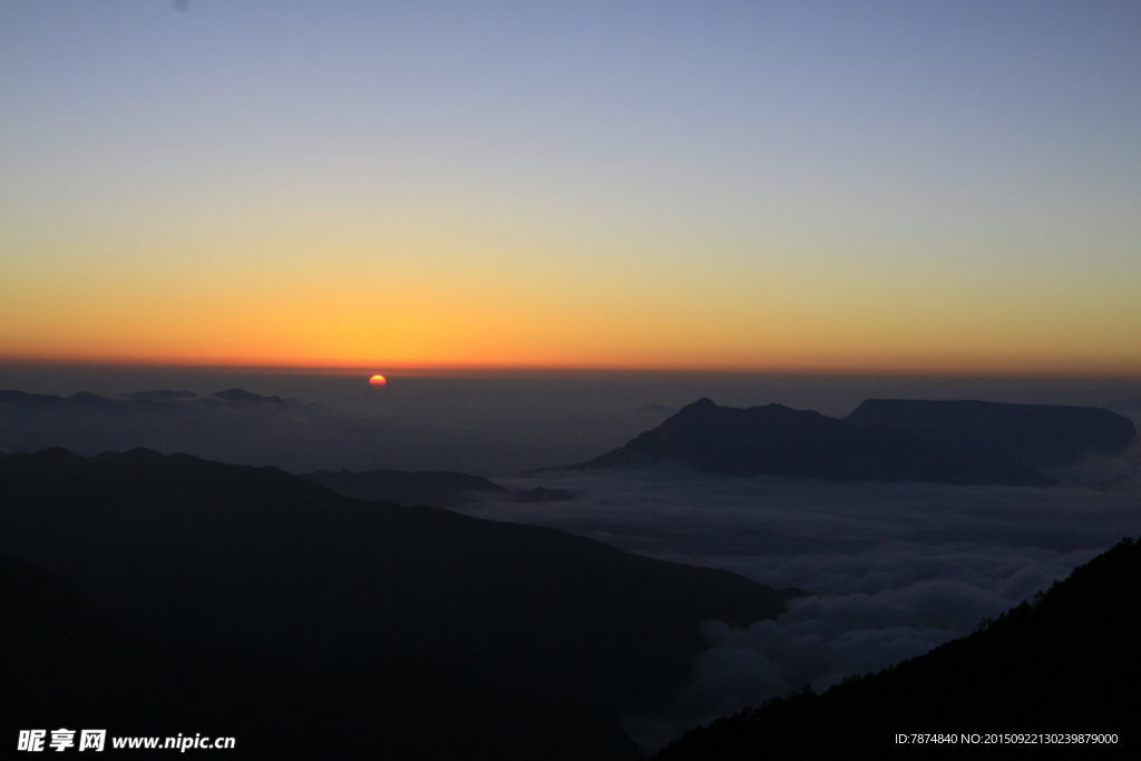 夕阳下的轿顶山风光