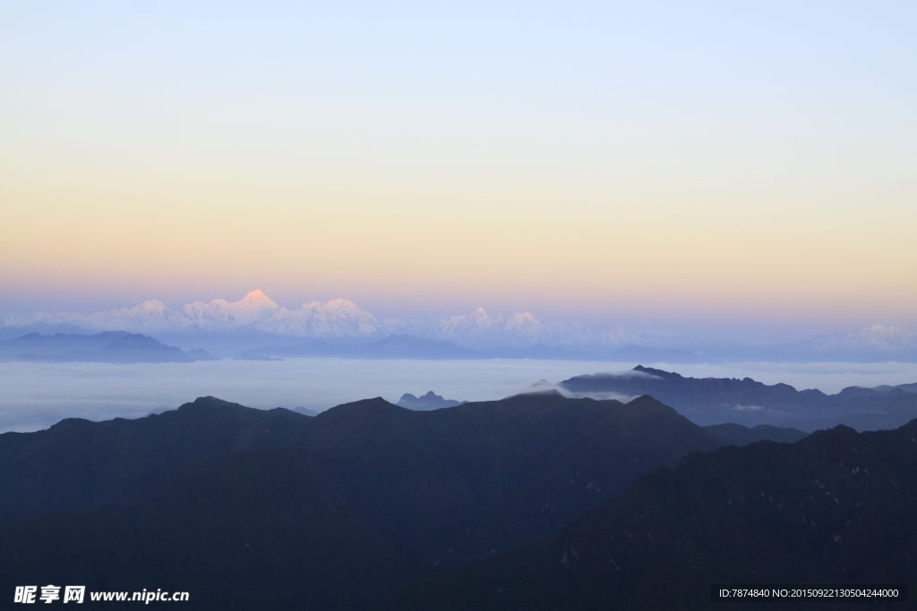 夕阳下的轿顶山风光