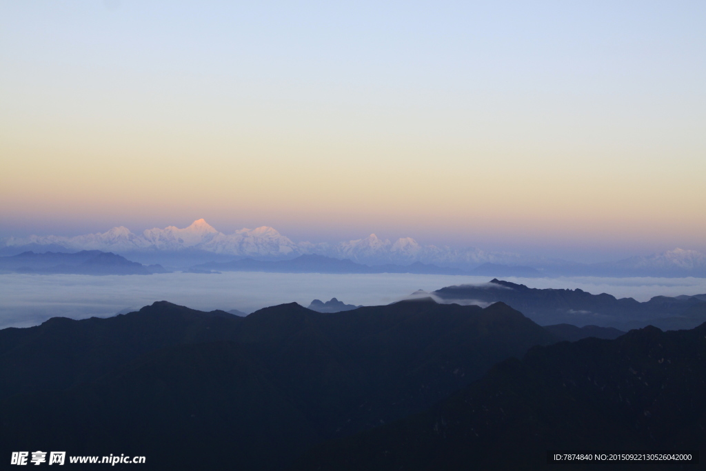 夕阳下的轿顶山风光