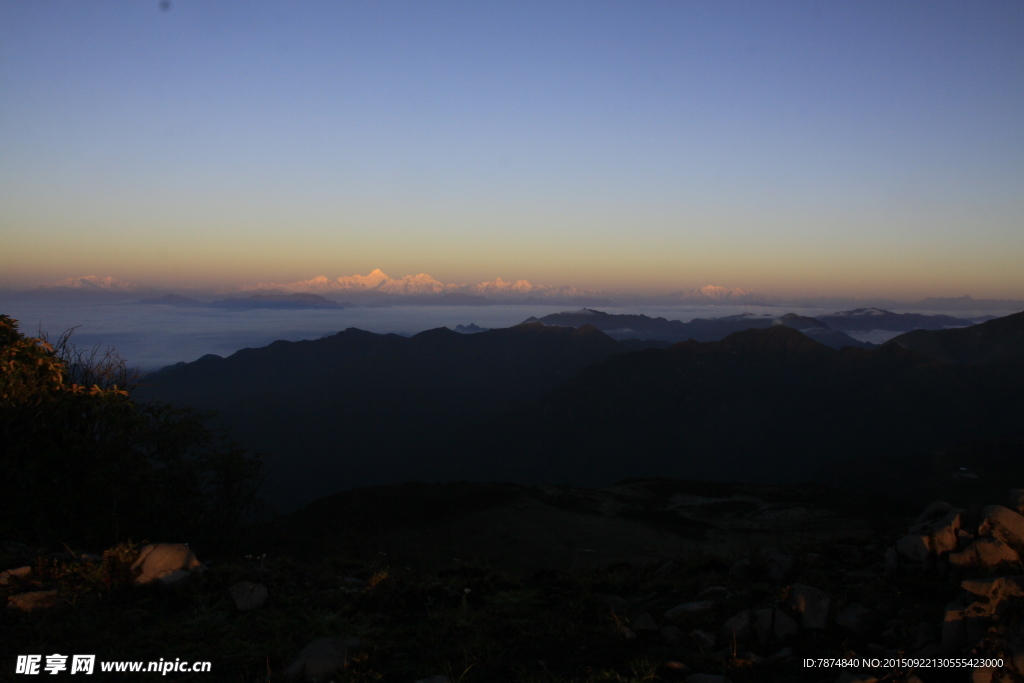 夕阳下的轿顶山风光