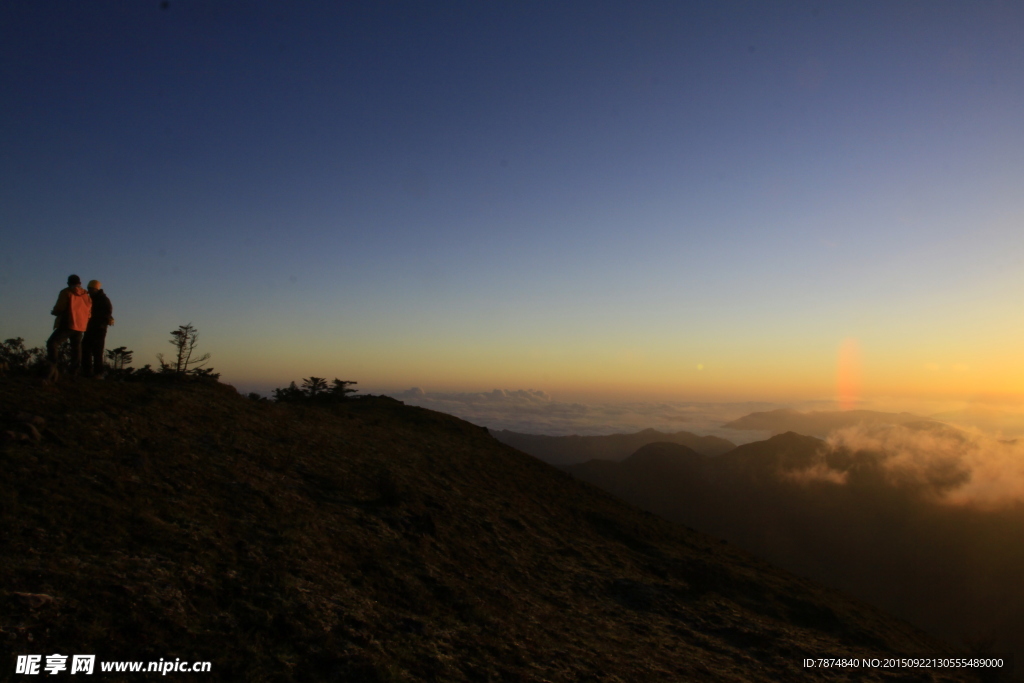 夕阳下的轿顶山风光