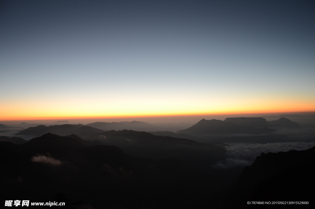 夕阳下的轿顶山风光