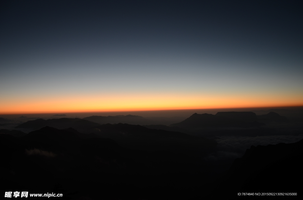 夕阳下的轿顶山风光