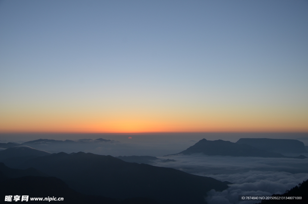 夕阳下的轿顶山风光