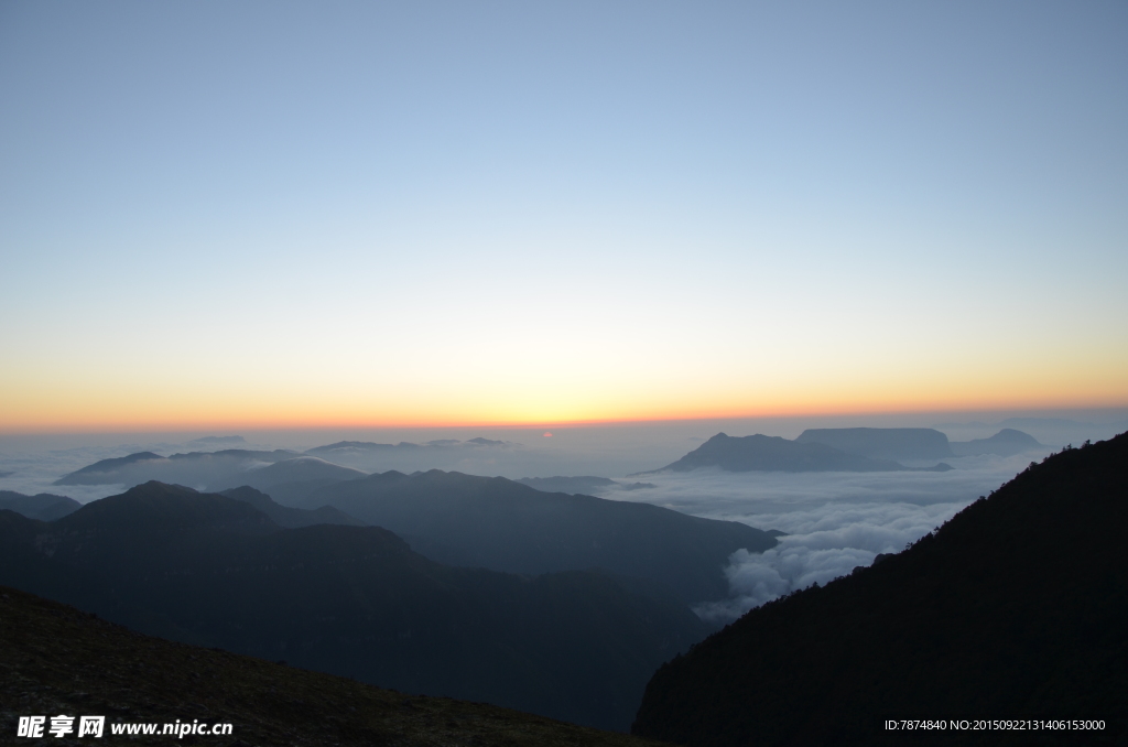 夕阳下的轿顶山风光