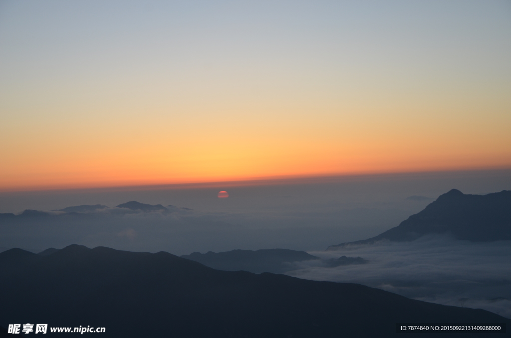 夕阳下的轿顶山风光