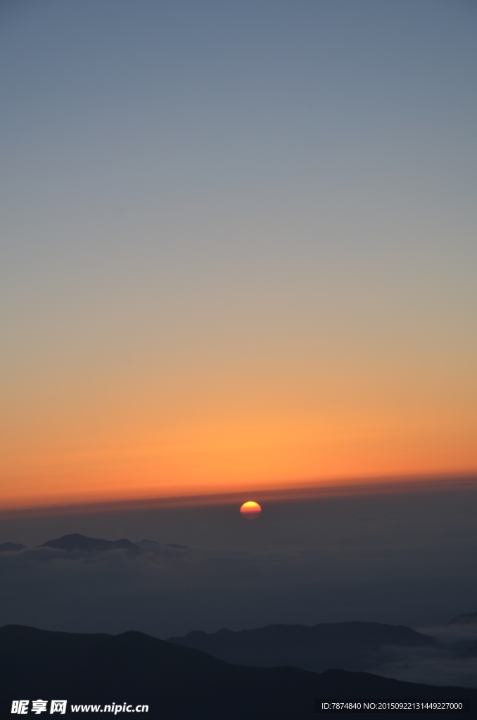 夕阳下的轿顶山风光