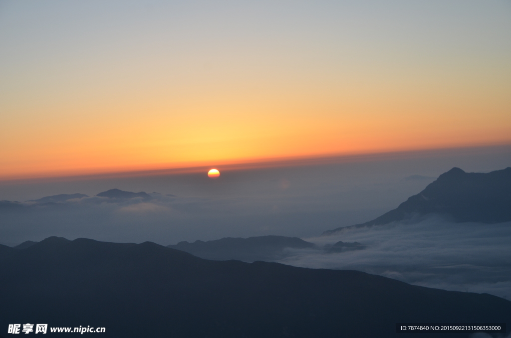 夕阳下的轿顶山风光