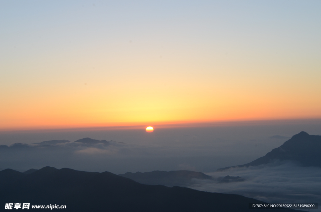 夕阳下的轿顶山风光