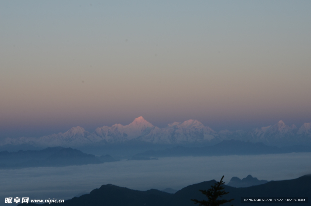 夕阳下的轿顶山风光