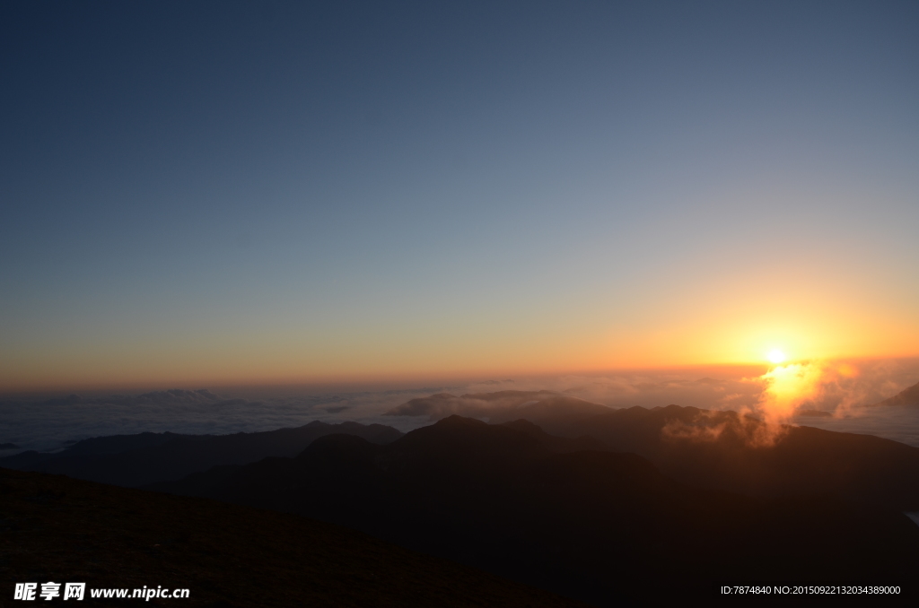 夕阳下的轿顶山风光