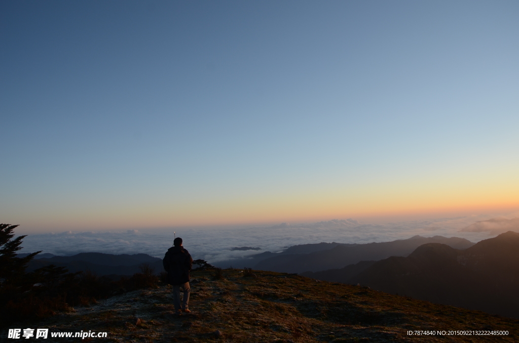 夕阳下的轿顶山风光