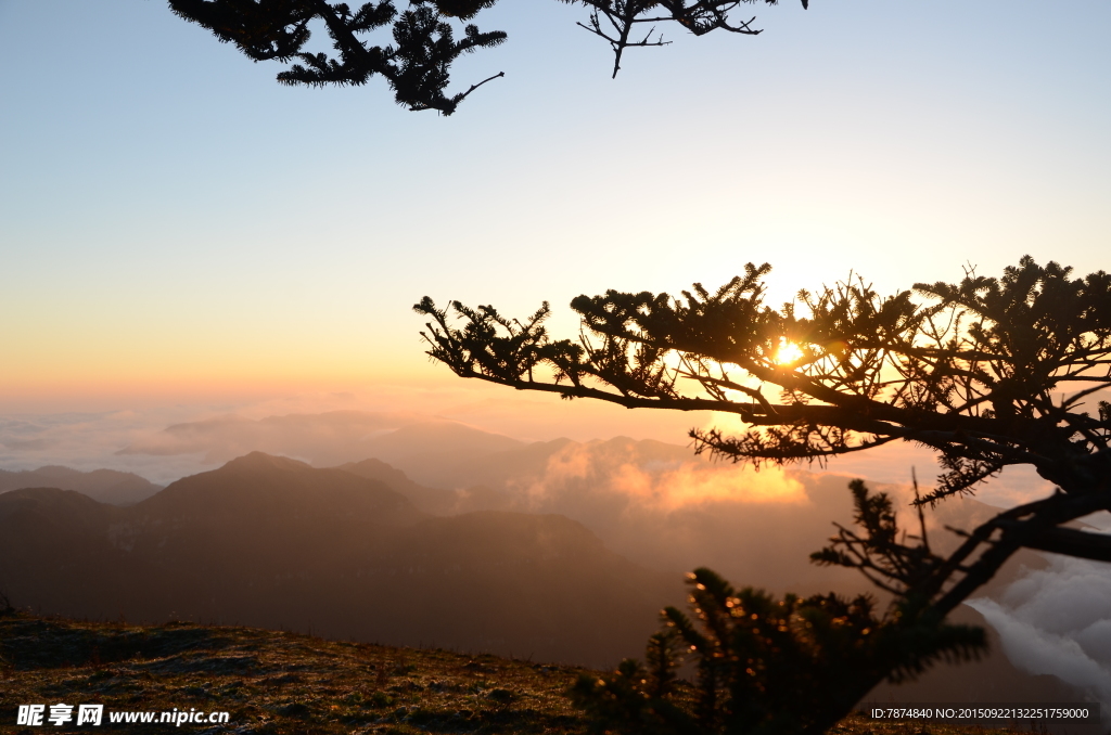 夕阳下的轿顶山风光