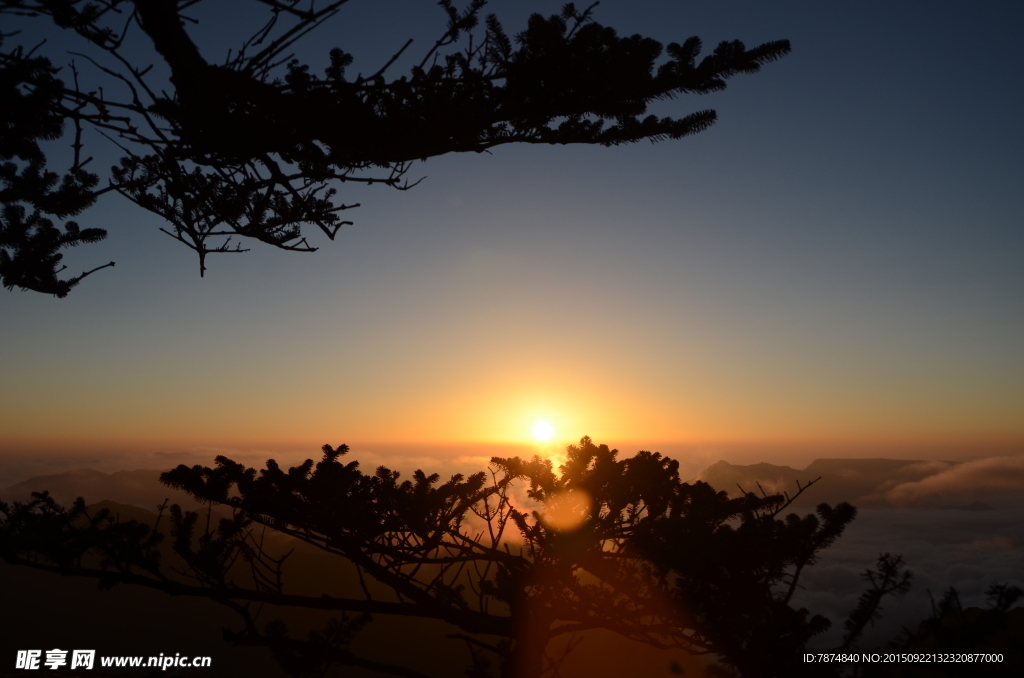 夕阳下的轿顶山风光