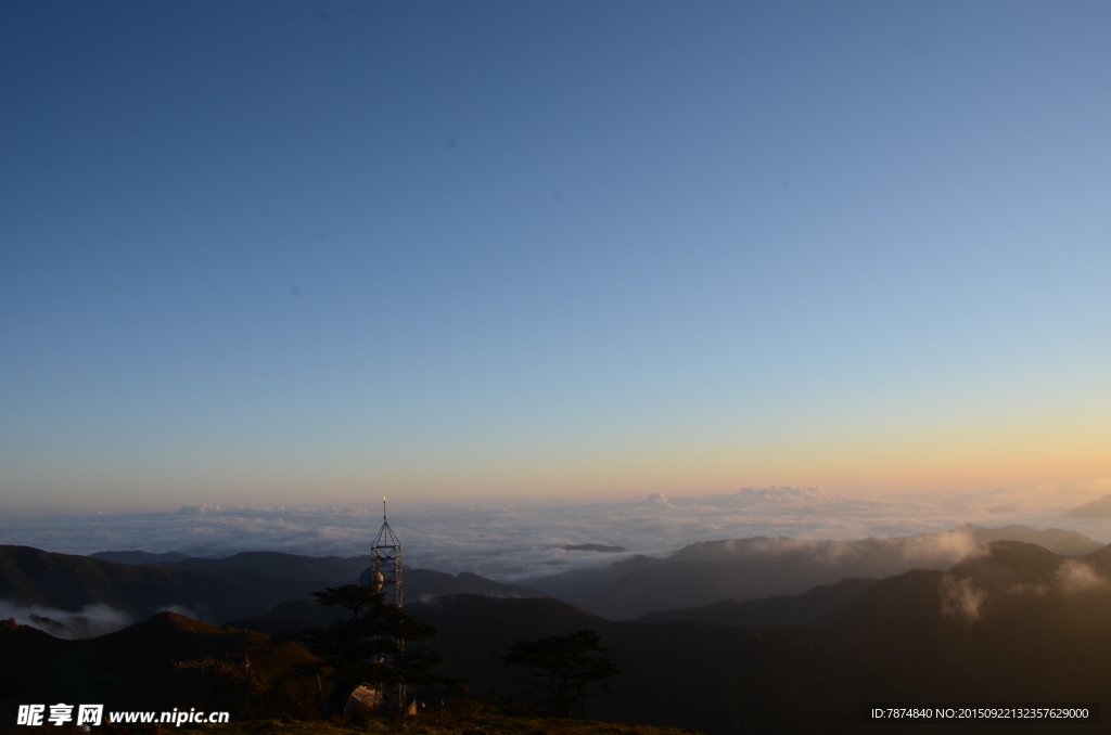 夕阳下的轿顶山风光