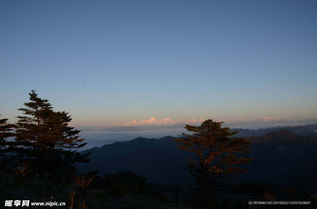 夕阳下的轿顶山风光