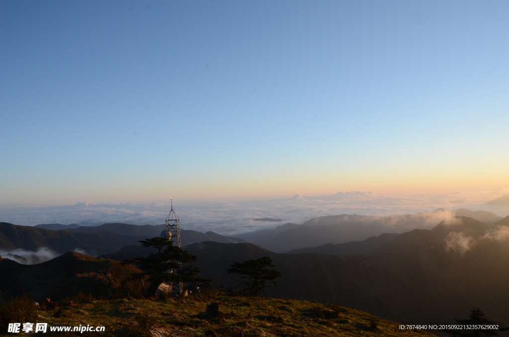 夕阳下的轿顶山风光