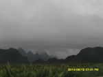 烟雾萦绕的山脉