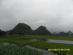 烟雾萦绕的山脉