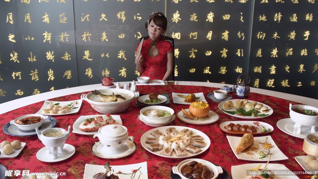 餐桌前的旗袍美女