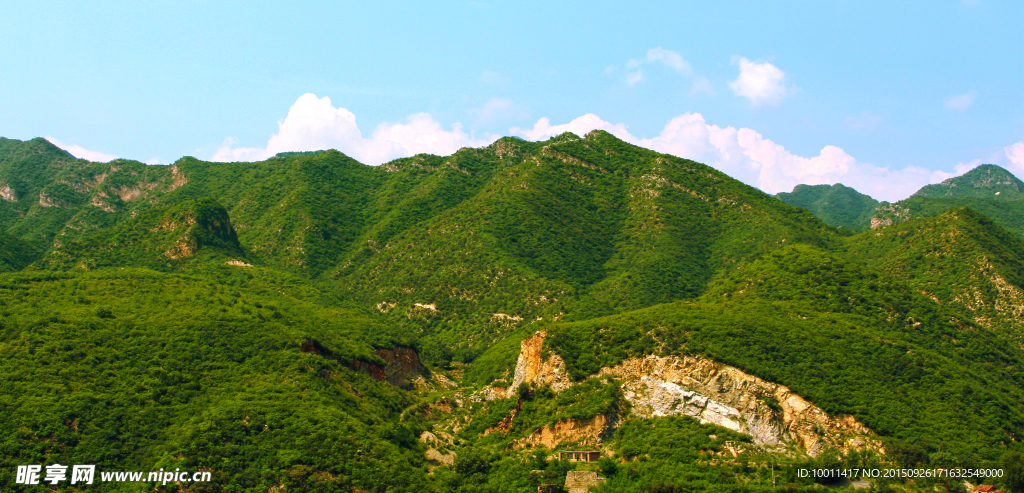 野三坡连绵的山峰图片