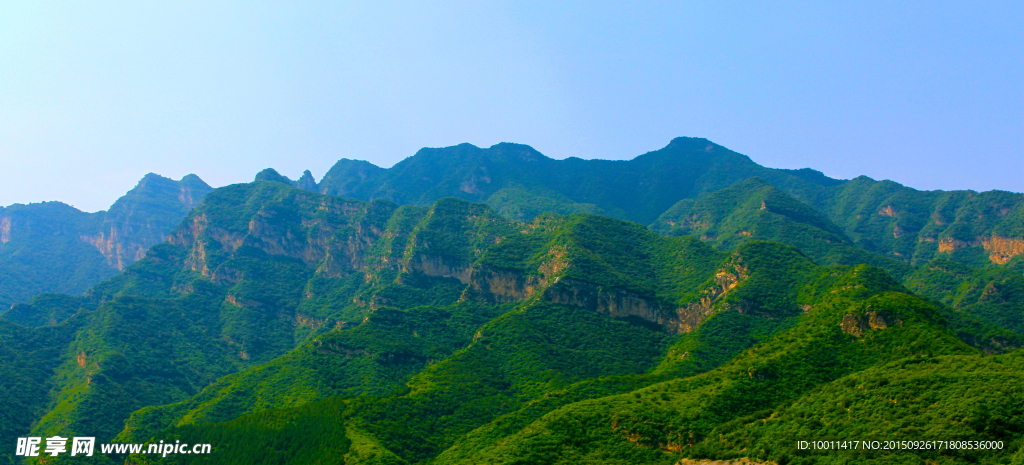 野三坡连绵的山峰图片