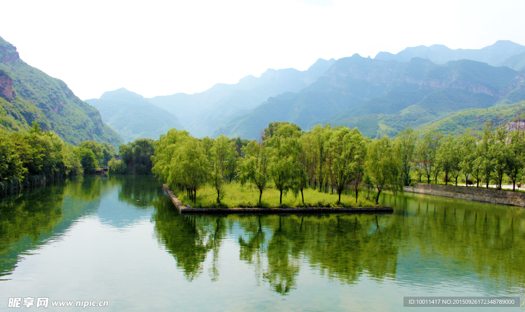 鱼骨洞高山湖水图片