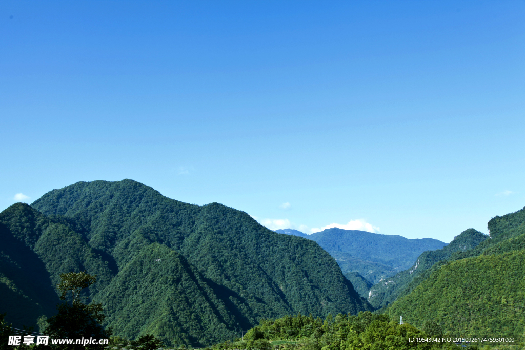 蓝天山峰