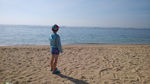 海边沙滩上的男孩