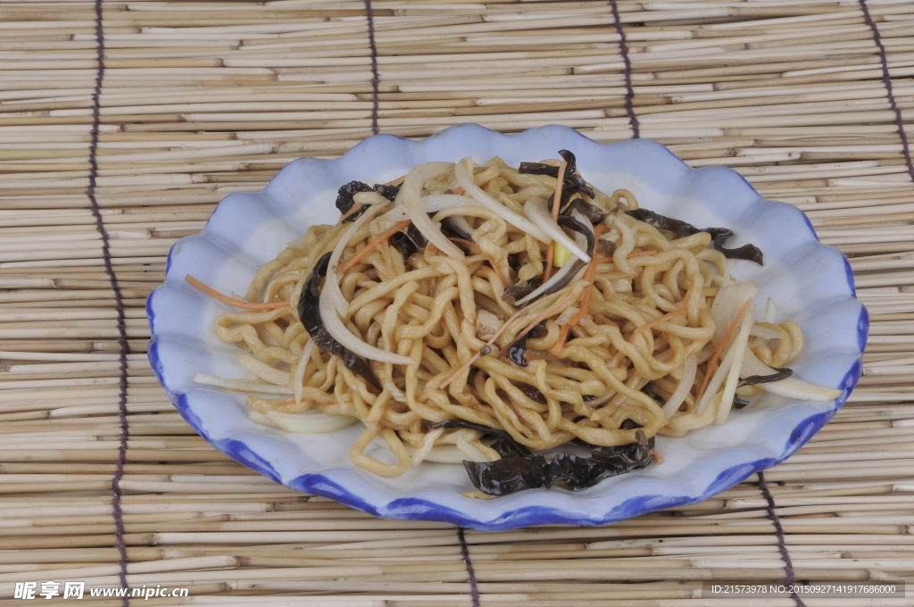 圆葱木耳炒面