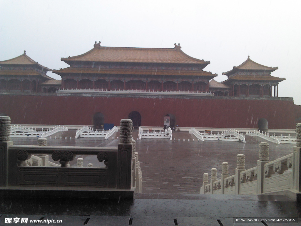 雨中的皇宫