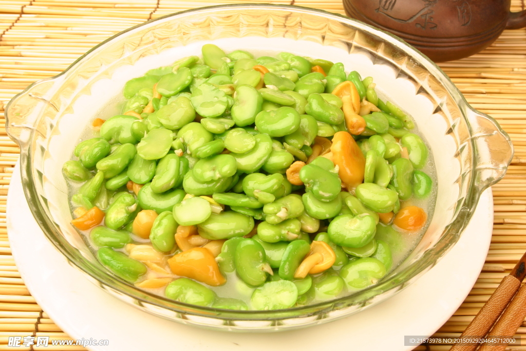 鲜蚕豆烩滑仔菇