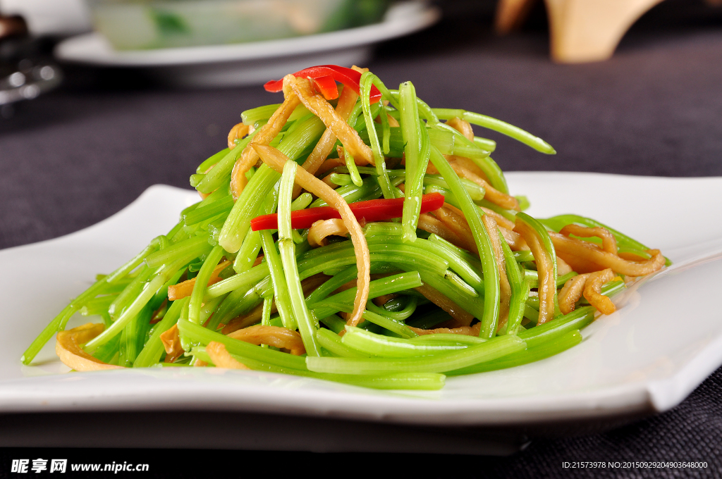 鲜茼蒿炒鸡腿菇