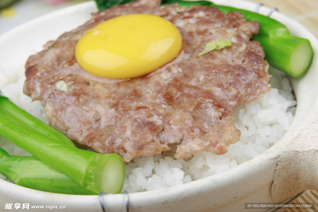 窝蛋肉饼煲仔饭
