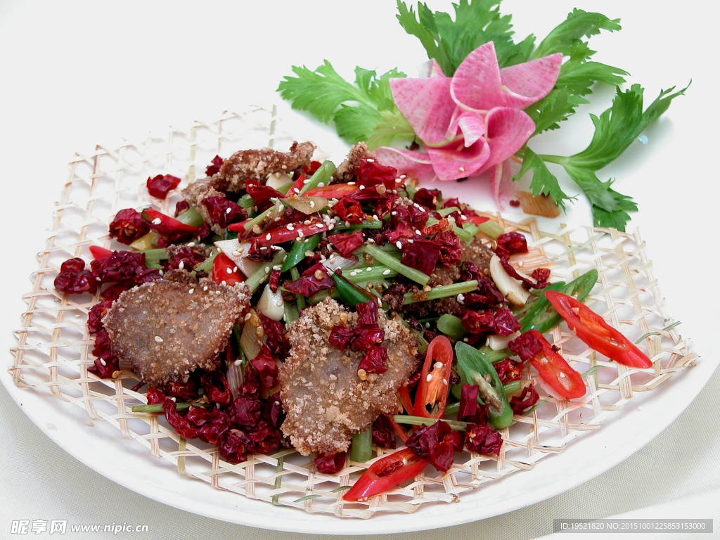 竹网锅巴牛肉