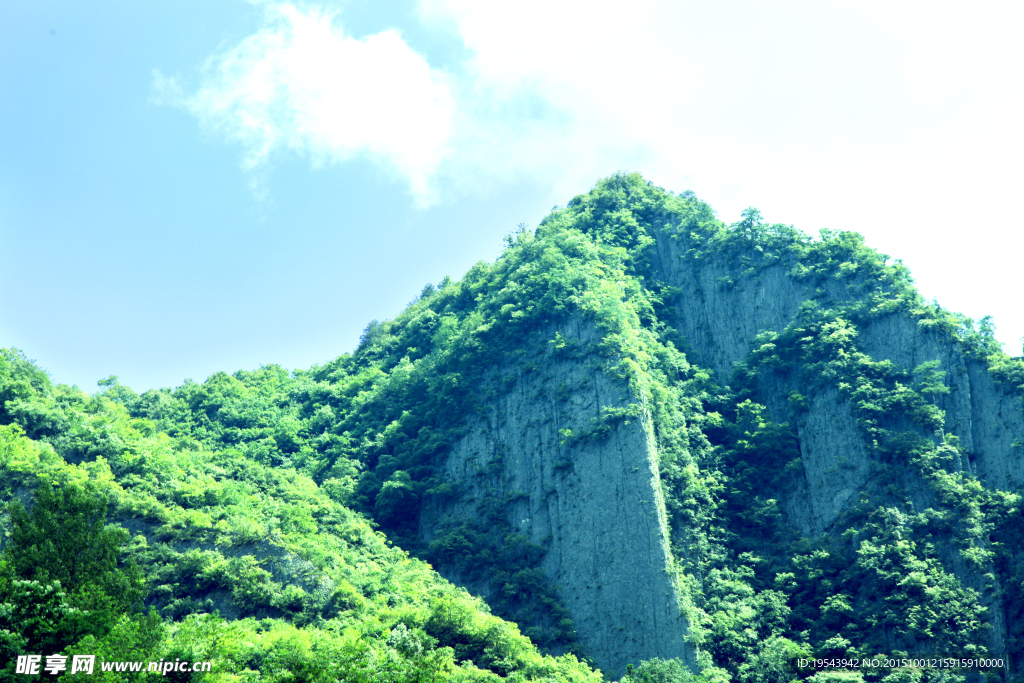 蓝天白云山峰