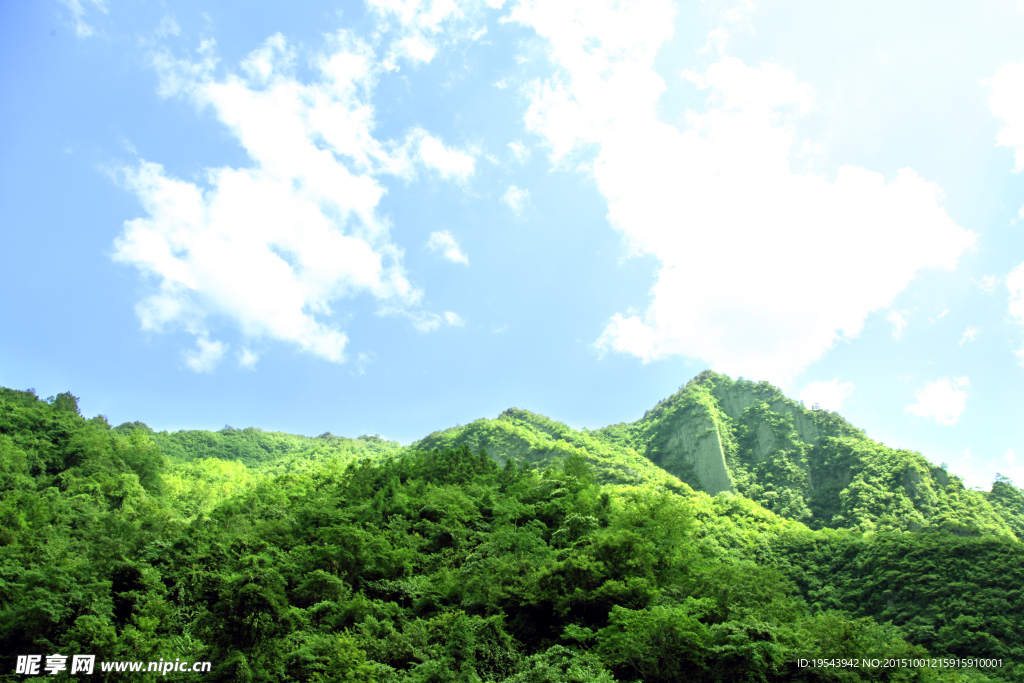 蓝天白云山峰