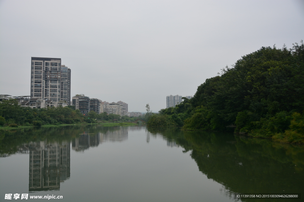 河道高楼倒影