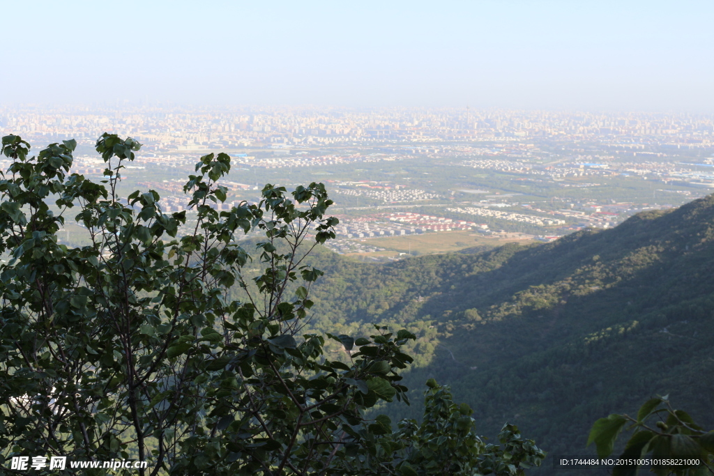 北京香山山下的城市自然风景