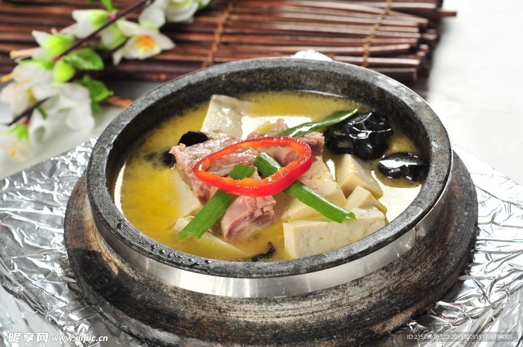 咸排骨煲香豆腐