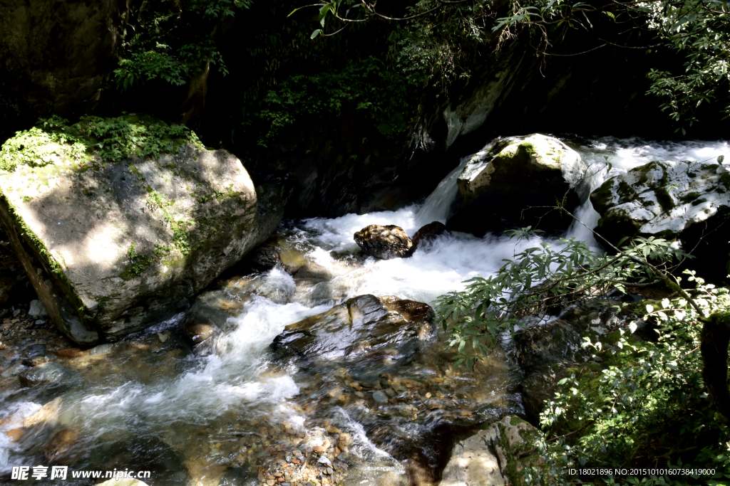 山林小溪