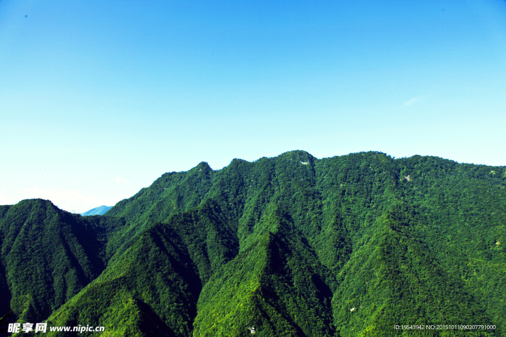 山峰 蓝天白云