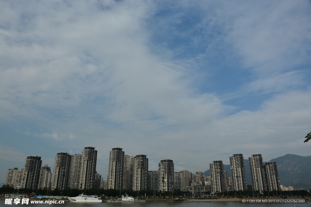 蓝天下的建筑群