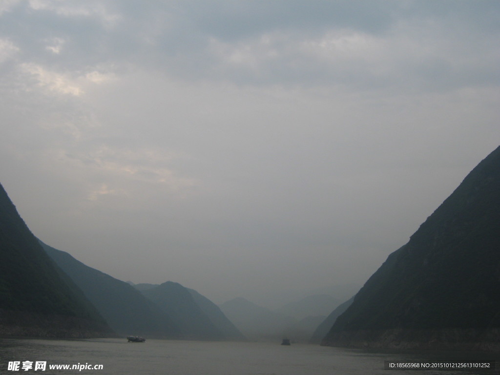 雨雾中的长江三峡