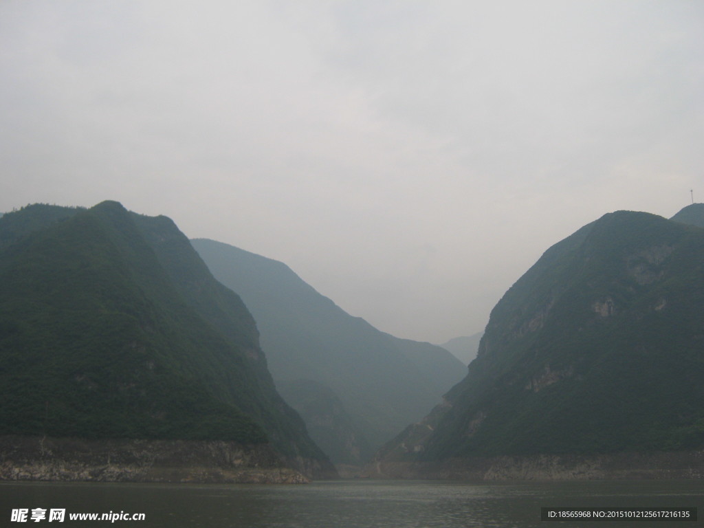 雨雾中的长江三峡