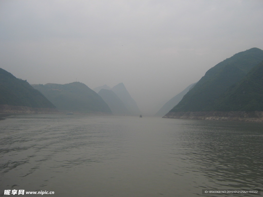 雨雾中的长江三峡