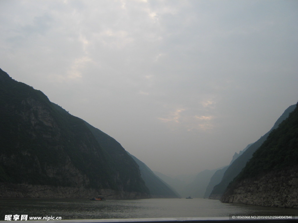 雨雾中的长江三峡