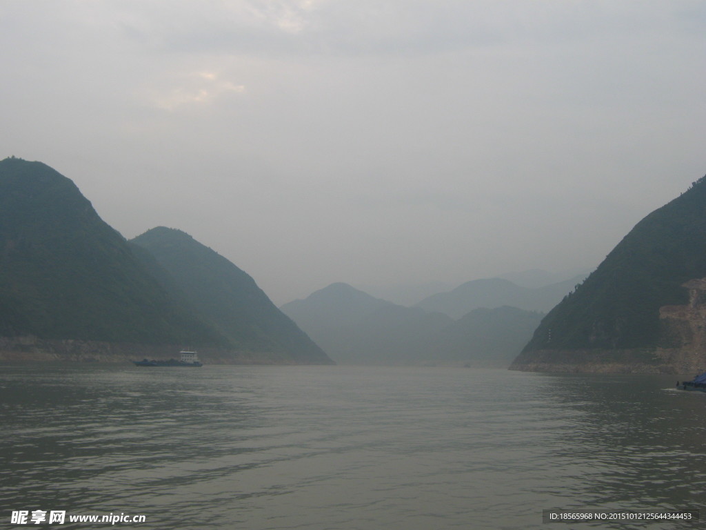 雨雾中的长江三峡