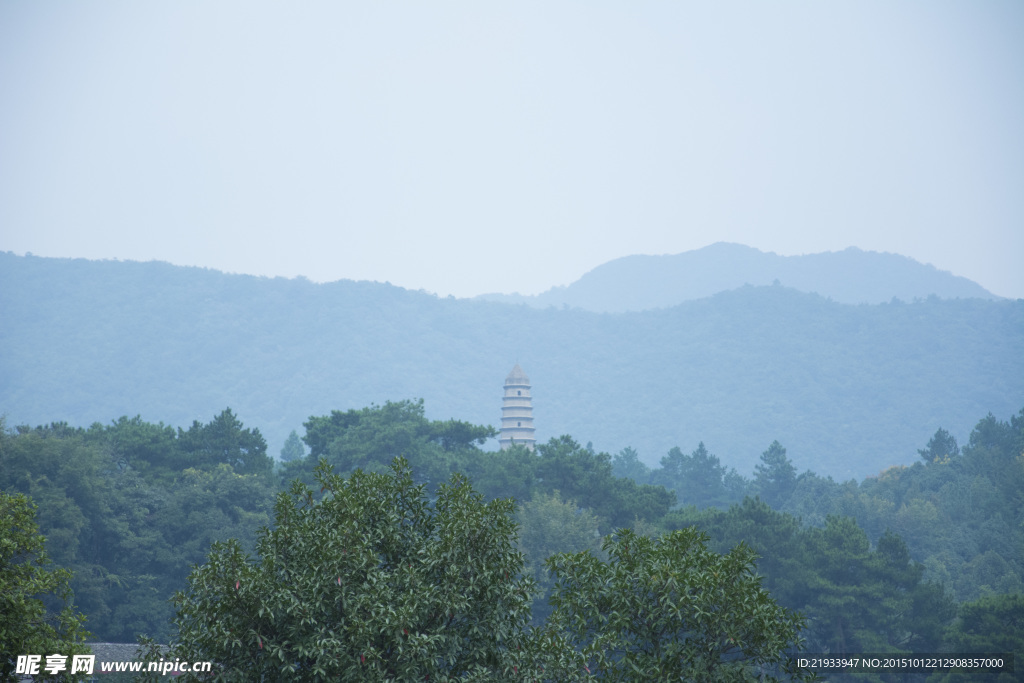 群山中古塔